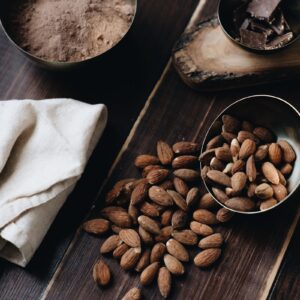 Amandes et éclats de chocolat dans des bols en métal