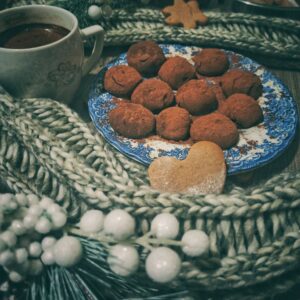 Truffes au chocolat sur une table de Noël