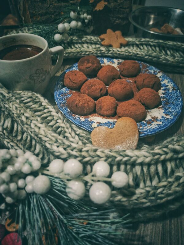 Truffes au chocolat sur une table de Noël