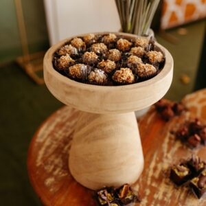 Billes de noisette enrobées de chocolat dans une coupe