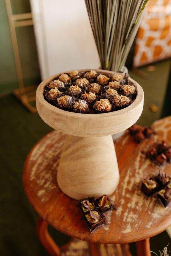 Billes de noisette enrobées de chocolat dans une coupe