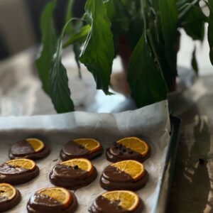Tranches d’orange trempées dans le chocolat noir