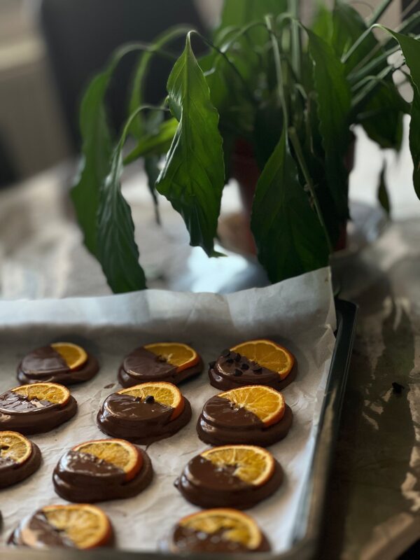 Tranches d’orange trempées dans le chocolat noir