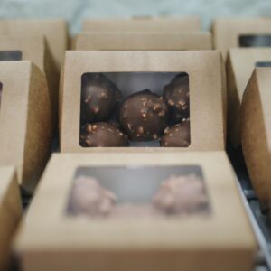 Bonbons pralinés dans des boîtes en kraft