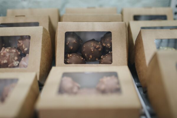 Bonbons pralinés dans des boîtes en kraft