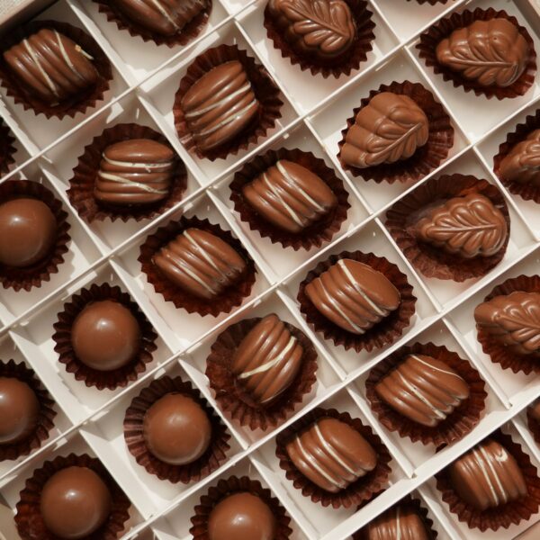 Bonbons de chocolat rangés dans un coffret