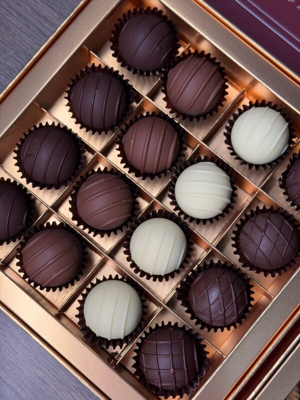 Coffret de bonbons de chocolat noir et blanc