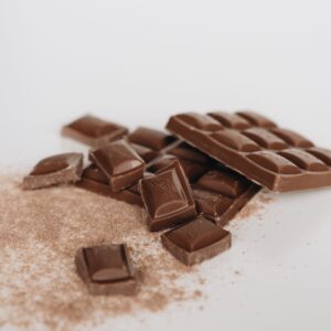 Carrés de chocolat au lait et cacao en poudre