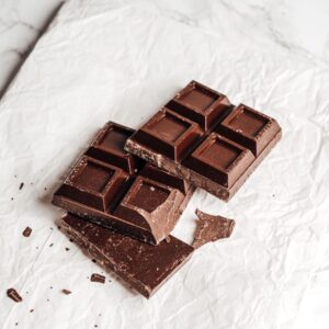 Tablette de chocolat noir sur papier froissé