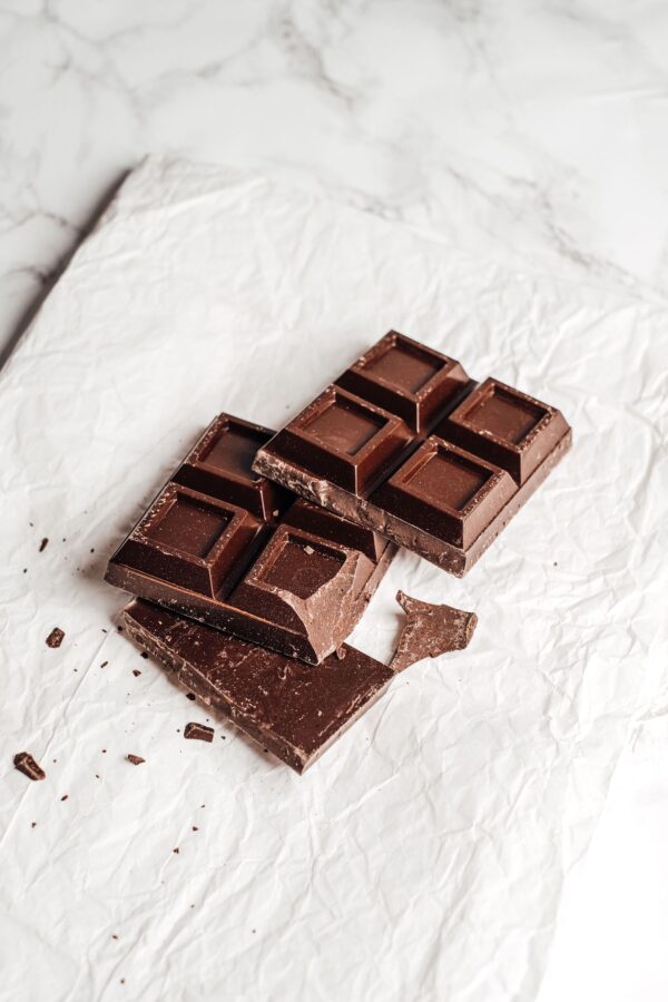 Tablette de chocolat noir sur papier froissé