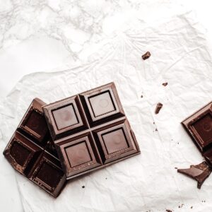 Carrés de chocolat noir sur papier