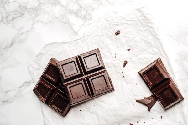 Carrés de chocolat noir sur papier