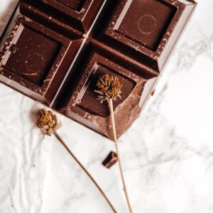 Tablette de chocolat noir cassée
