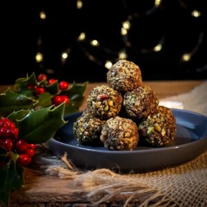 Truffes au chocolat, houx et lumières de Noël