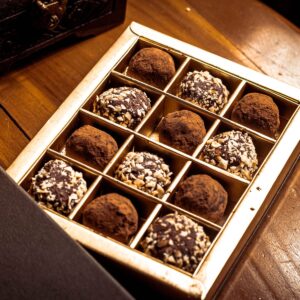 Truffes au chocolat dans un coffret ouvert