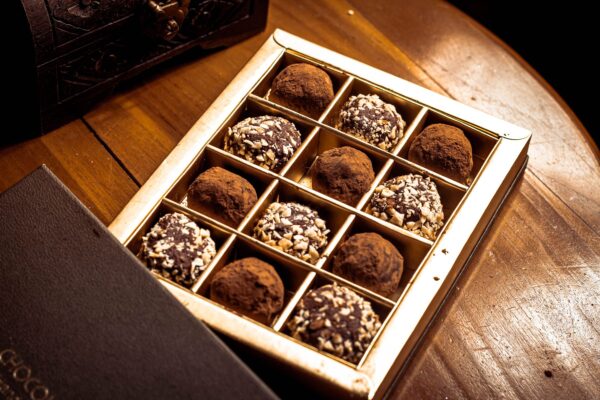 Truffes au chocolat dans un coffret ouvert